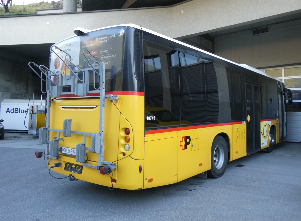 (276'975) - PostAuto Graub�nden - GR 162'974/PID 10'745 - Volvo am 18. Juni 2025 in Thusis, Postautostation