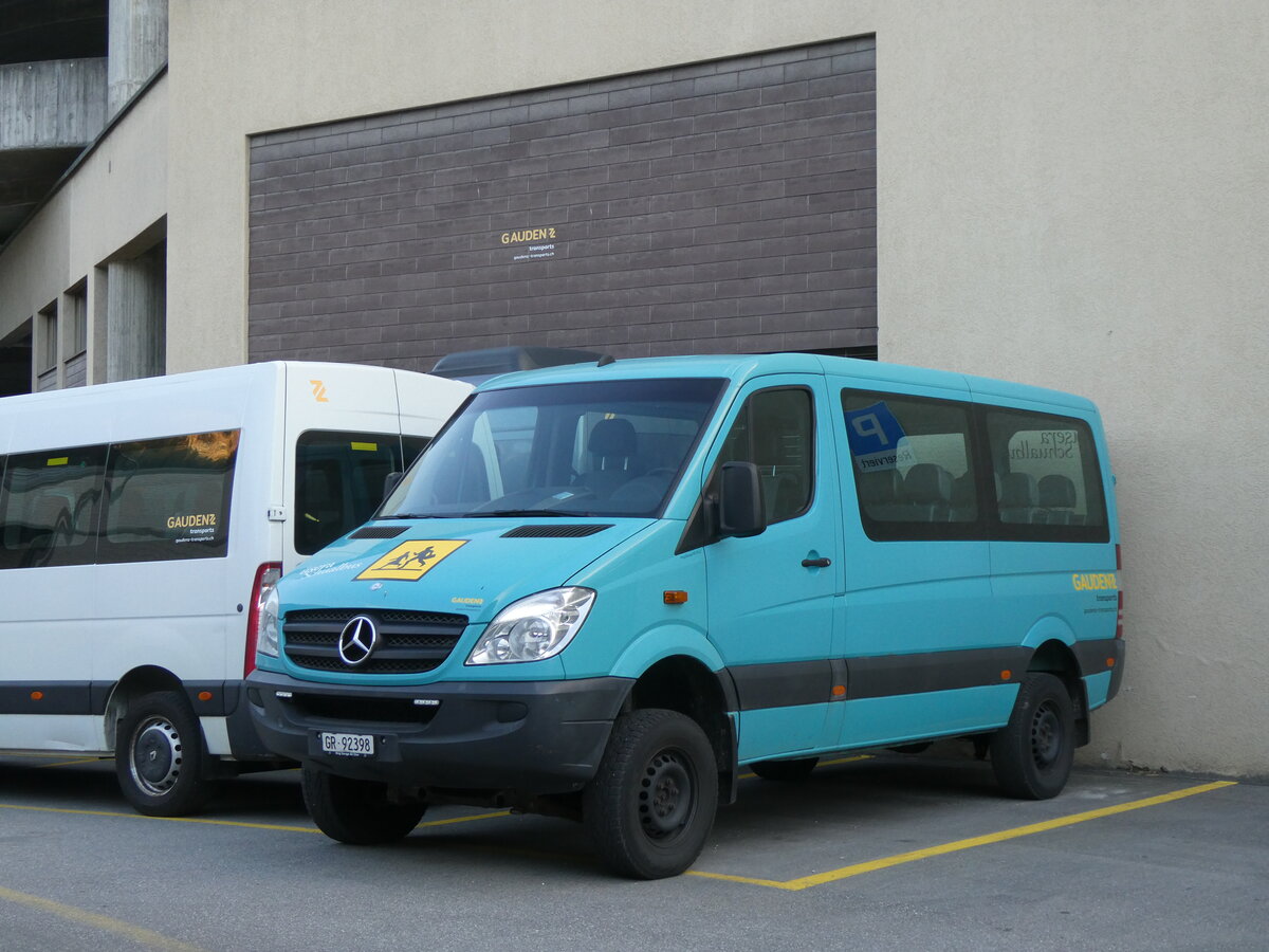 (277'080) - Gaudenz, Andeer - GR 92'398 - Mercedes am 19. Juni 2025 beim Bahnhof Thusis