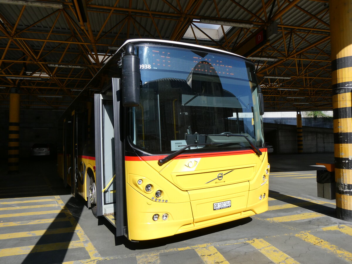 (277'099) - PostAuto Graub�nden - GR 102'346/PID 10'938 - Volvo am 20. Juni 2025 in Thusis, Postautostation