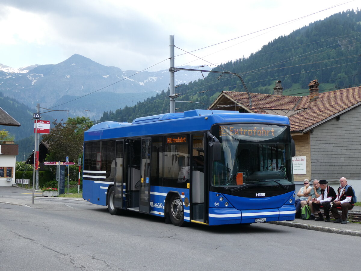 (277'204) - AFA Adelboden - Nr. 57/BE 272'798 - Scania/Hess am 21. Juni 2025 beim Bahnhof Lenk