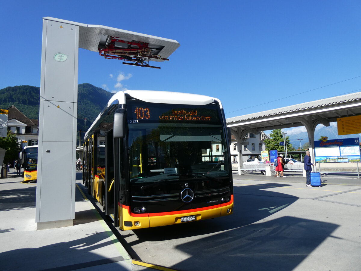 (277'279) - PostAuto Bern - BE 610'539/PID 12'128 - eMercedes am 28. Juni 2025 beim Bahnhof Interlaken West
