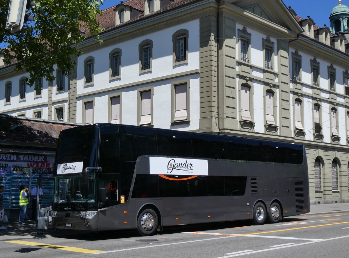 (277'312) - Gander, Ch�teau-d'Oex - VD 220'663 - Van Hool (ex Domo, Glattbrugg) am 28. Juni 2025 beim Bahnhof Bern