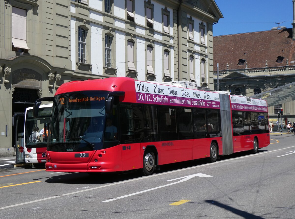 (277'317) - Bernmobil, Bern - Nr. 22 - Hess/Hess Gelenktrolleybus am 28. Juni 2025 beim Bahnhof Bern