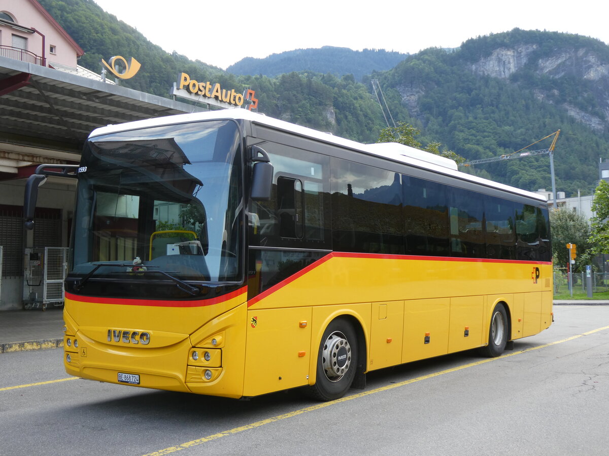 (277'365) - Fl�ck, Brienz - Nr. 24/BE 868'724/PID 11'593 - Iveco am 1. Juli 2025 in Meiringen, Postautostation