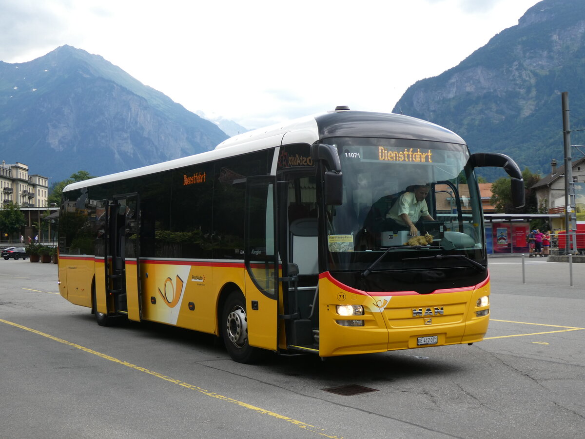 (277'475) - PostAuto Bern - Nr. 71/BE 412'071/PID 11'071 - MAN (ex PostAuto Zentralschweiz Nr. 20; ex Dillier, Sarnen Nr. 20) am 1. Juli 2025 in Meiringen, Postautostation