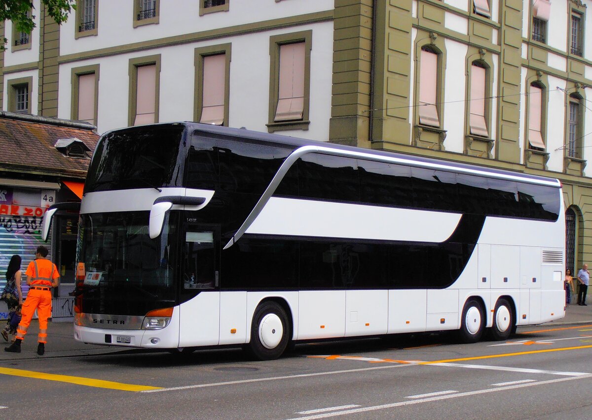 (277'504) - Intertours, Domdidier - FR 300'640 - Setra am 4. Juli 2025 beim Bahnhof Bern