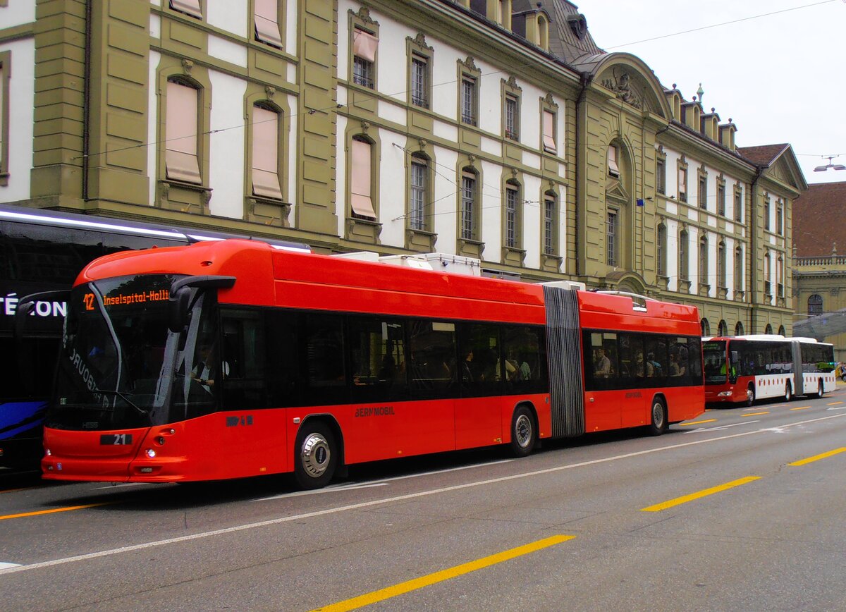 (277'522) - Bernmobil, Bern - Nr. 21 - Hess/Hess Gelenktrolleybus am 4. Juli 2025 beim Bahnhof Bern
