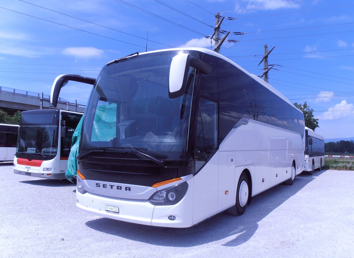 (277'622) - Interbus, Kerzers - FR 386'532 - Setra am 5. Juli 2025 in Kerzers, Murtenstrasse