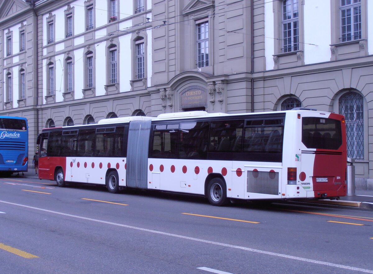 (277'655) - TPF Fribourg - Nr. 104/FR 300'210 - Volvo am 6. Juli 2025 beim Bahnhof Bern