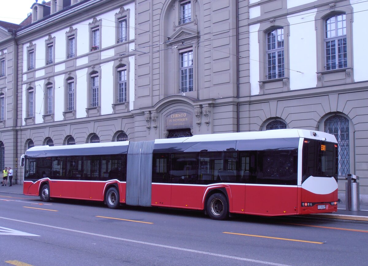 (277'658) - Intertours, Domdidier - Nr. 663/FR 300'663 - Solaris (ex PostBus/A BD 15'713) am 6. Juli 2025 beim Bahnhof Bern