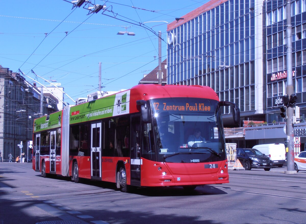 (277'701) - Bernmobil, Bern - Nr. 24 - Hess/Hess Gelenktrolleybus am 9. Juli 2025 beim Bahnhof Bern