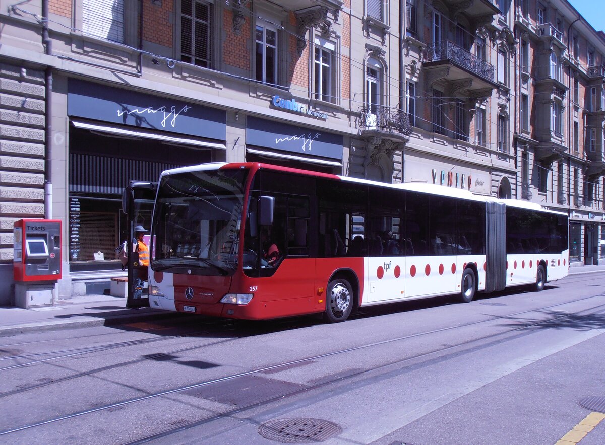 (277'815) - TPF Fribourg - Nr. 157/FR 300'363 - Mercedes am 12. Juli 2025 beim Bahnhof Brn