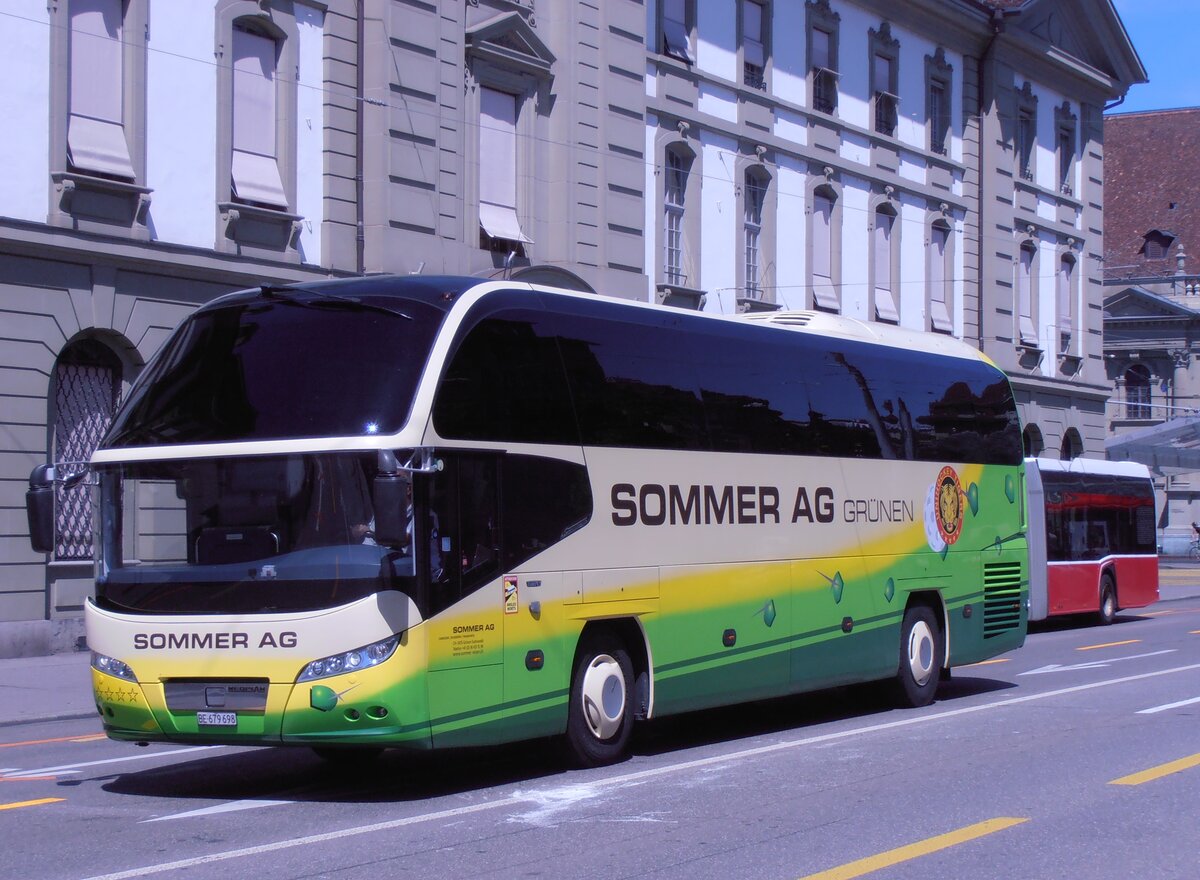 (277'818) - Sommer, Gr�nen - BE 679'698 - Neoplan am 12. Juli 2025 beim Bahnhof Bern