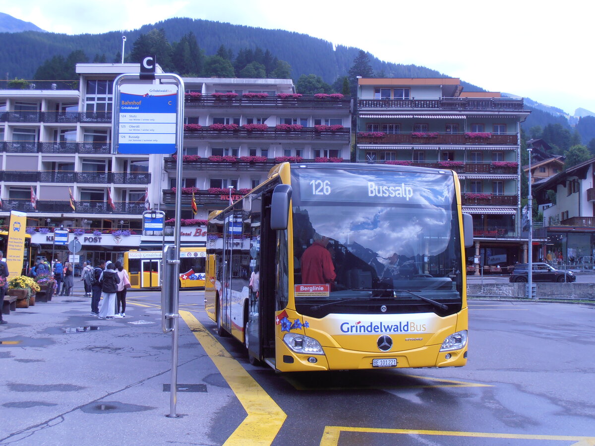 (277'840) - GrindelwaldBus, Grindelwald - Nr. 221/BE 101'221 - Mercedes am 15. Juli 2025 beim Bahnhof Grindelwald