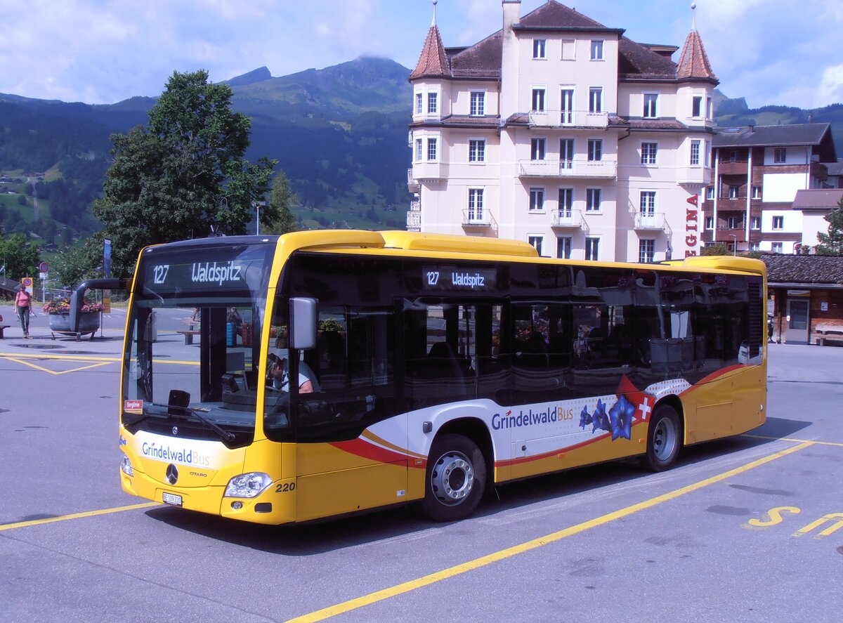 (277'847) - GrindelwaldBus, Grindelwald - Nr. 220/BE 109'220 - Mercedes am 15. Juli 2025 beim Bahnhof Grindelwald