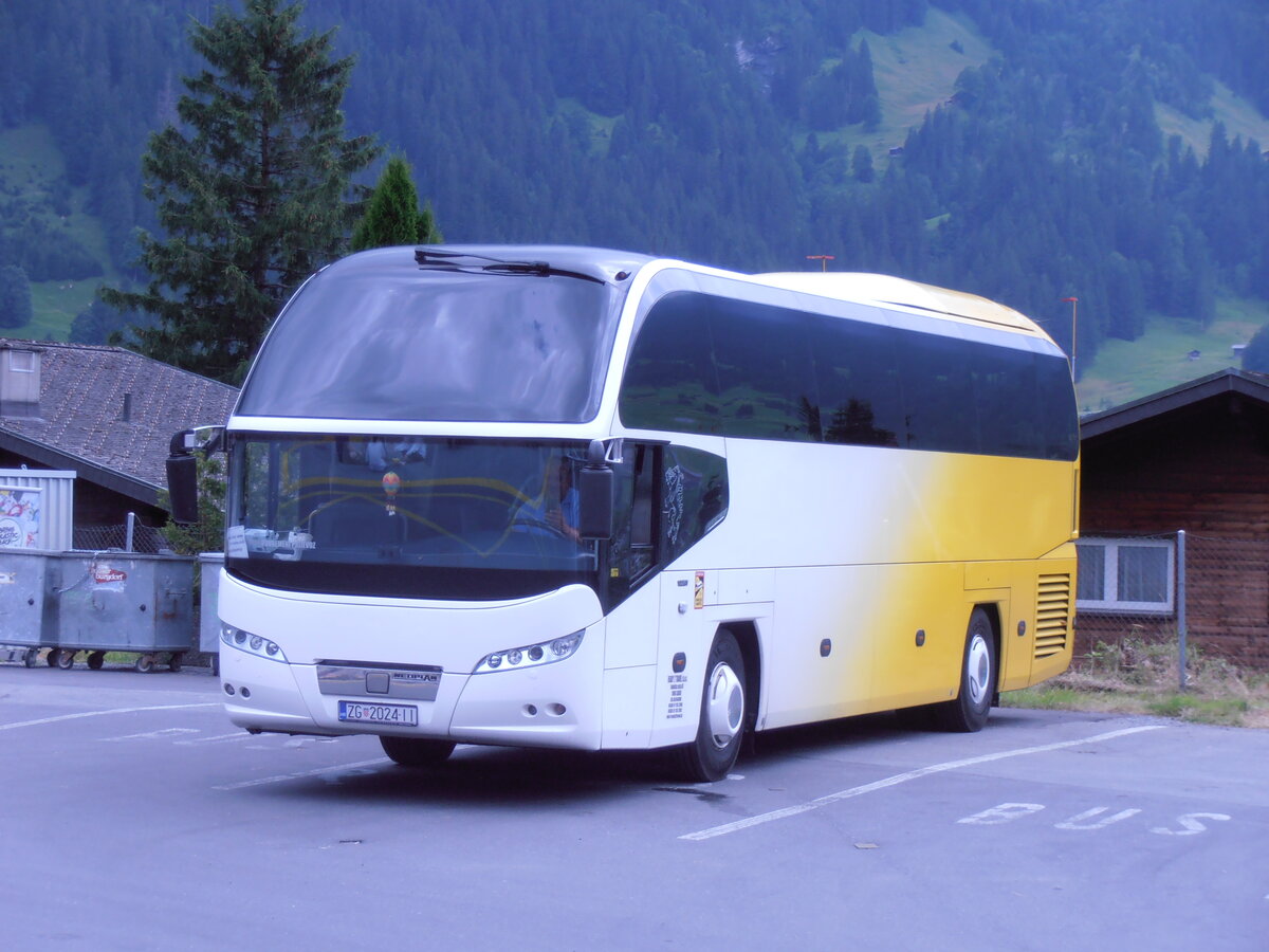(277'863) - Aus Kroatien: Ready 2 Travel, Zagreb - ZG 2024-II - Neoplan am 15. Juli 2025 beim Bahnhof Grindelwald