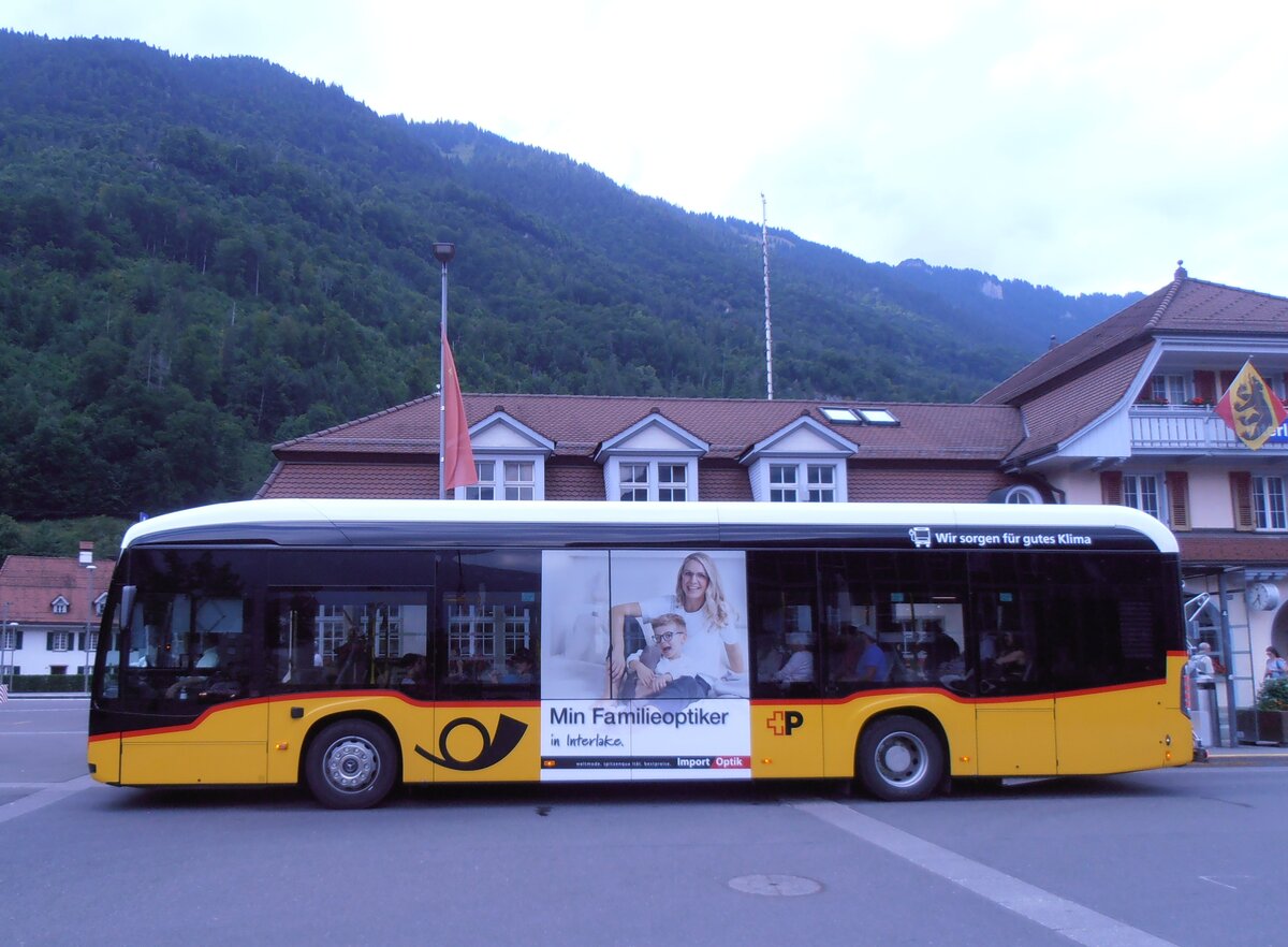 (277'878) - PostAuto Bern - BE 610'535/PID 12'124 - eMercedes am 15. Juli 2025 beim Bahnhof Interlaken Ost