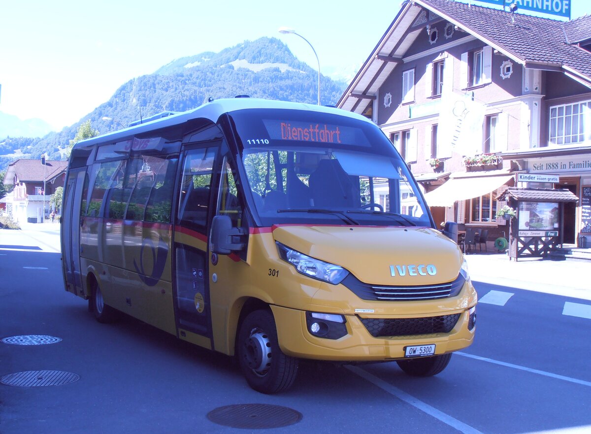 (277'926) - PostAuto Zentralschweiz - Nr. 301/OW 5300/PID 11'110 - Iveco/Rosero (ex HW Kleinbus, Giswil) am 18. Juli 2025 beim Bahnhof Giswil