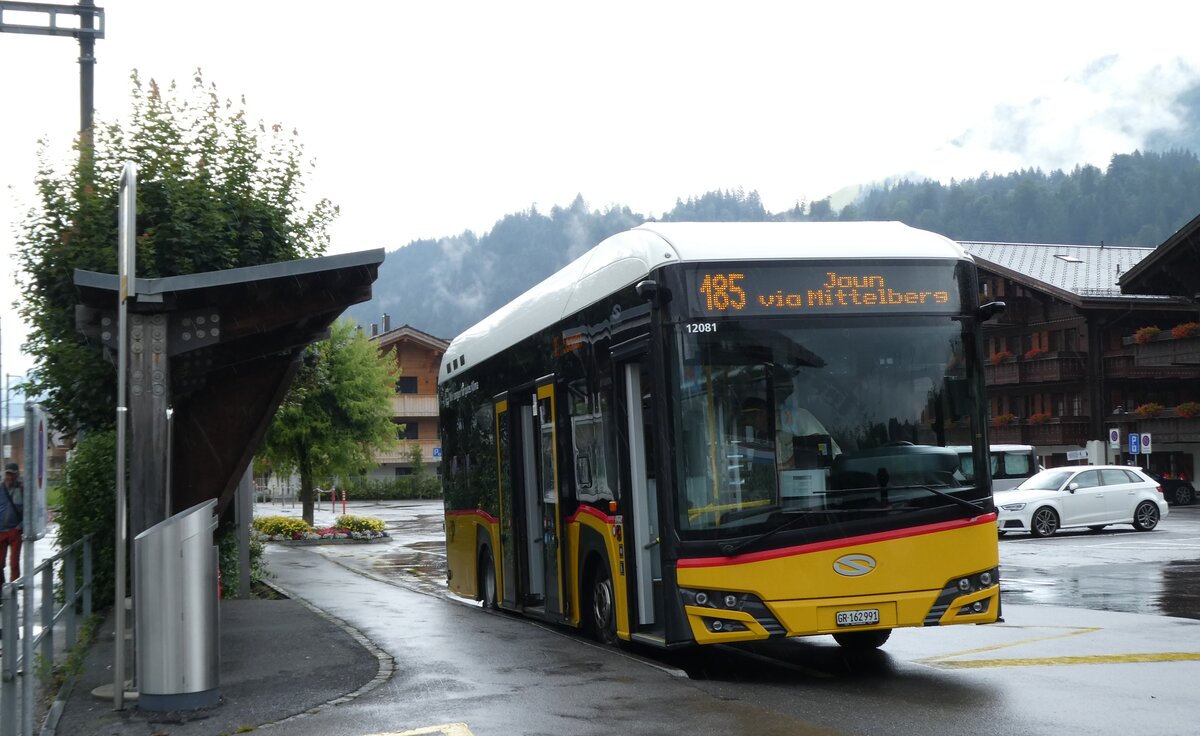 (278'067) - PostAuto Graub�nden - GR 162'991/PID 12'081 - eSolaris am 26. Juli 2025 beim Bahnhof Saanen