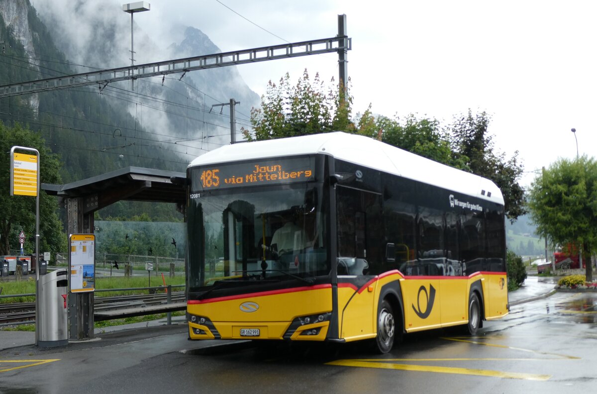 (278'068) - PostAuto Graub�nden - GR 162'991/PID 12'081 - eSolaris am 26. Juli 2025 beim Bahnhof Saanen