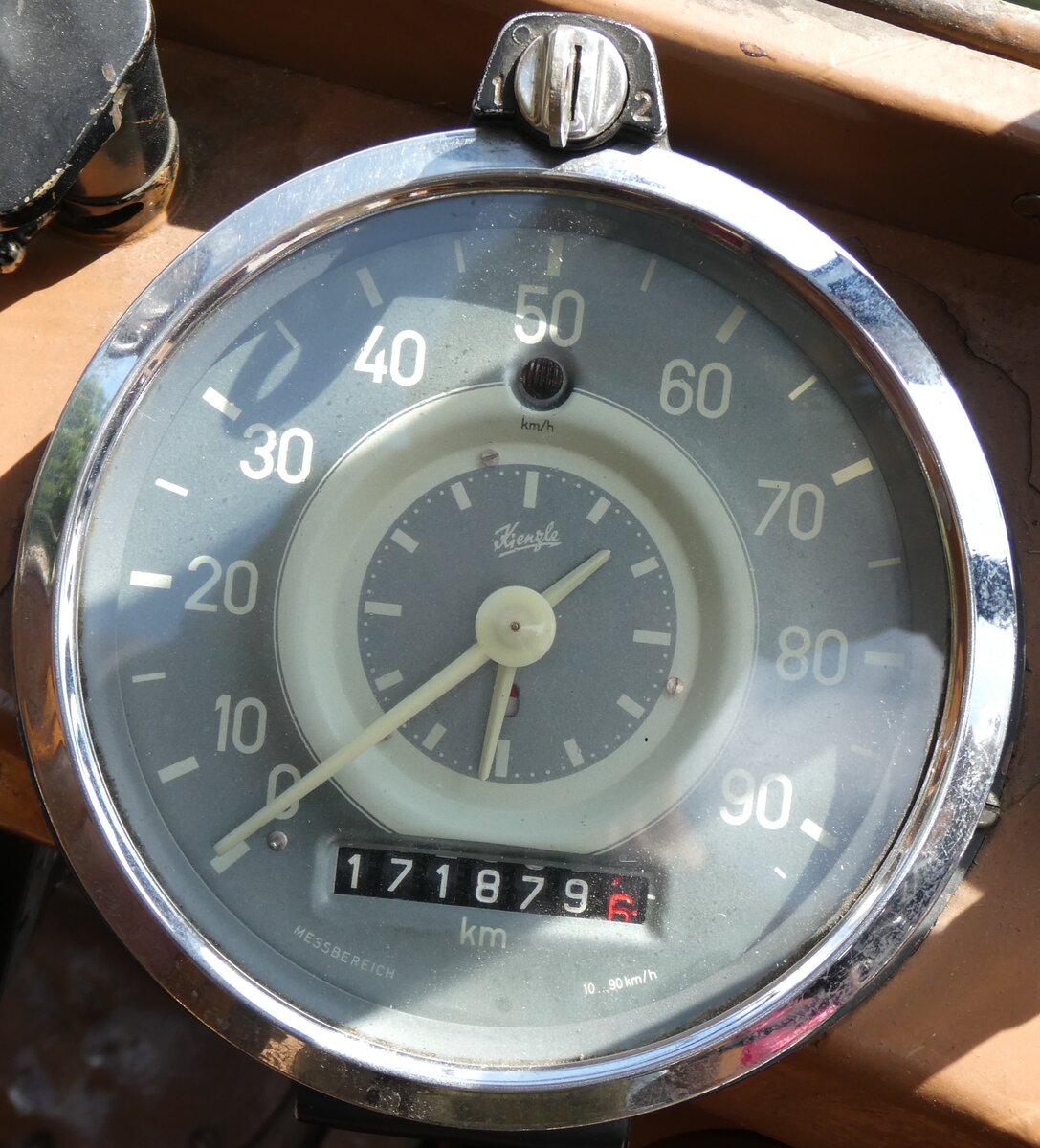 (278'155) - Lorenz, Lyssach - BE 2548 U - Saurer/Saurer (ex Geiger, Adelboden Nr. 8; ex P 1997) am 27. Juli 2025 in Adelboden, Dorfstrasse (Detailaufnahme - 1'171'879,6 Kilometer)