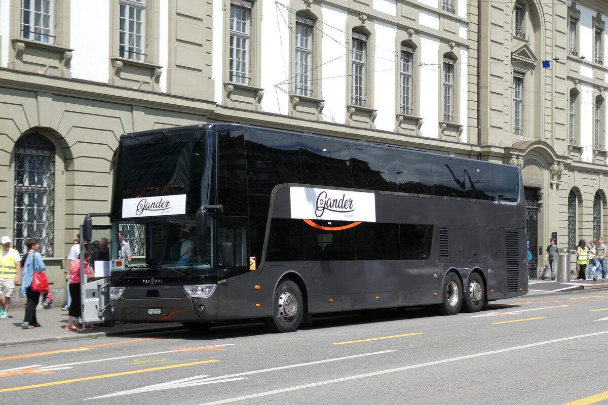 (278'320) - Gander, Ch�teau-d'Oex - VD 220'663 - Van Hool (ex Domo, Glattbrugg) am 1. August 2025 beim Bahnhof Bern