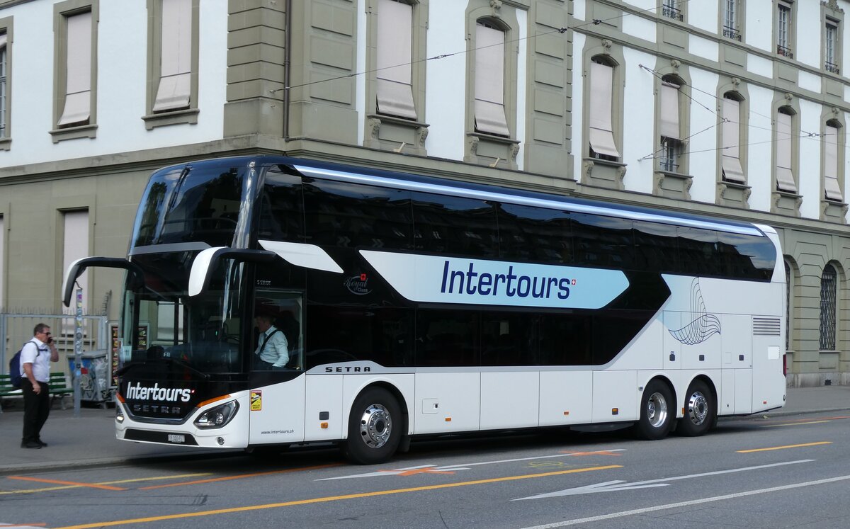 (278'344) - Intertours, Domdidier - FR 300'657 - Setra am 1. August 2025 beim Bahnhof Bern