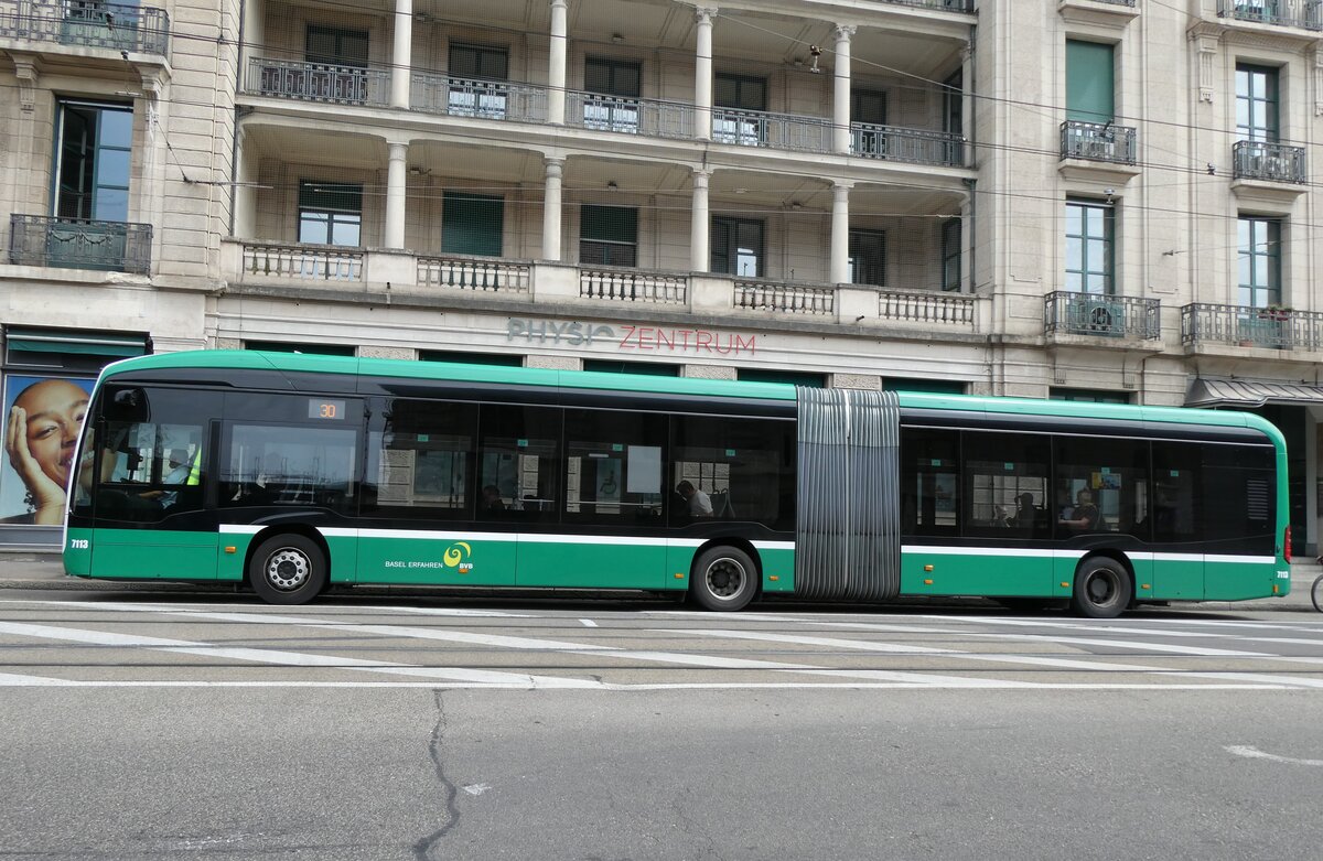 (278'446) - BVB Basel - Nr. 7113/BS 99'114 - eMercedes am 4. August 2025 beim Bahnhof Basel