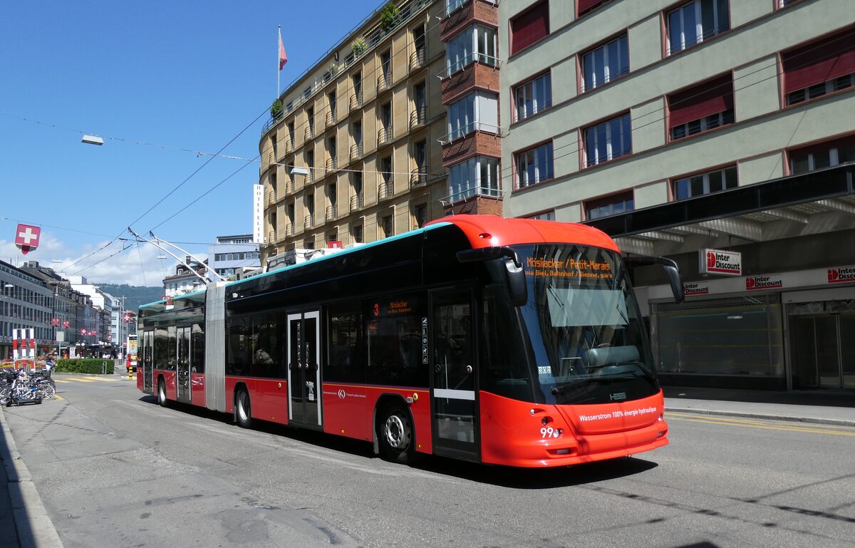(278'482) - VB Biel - Nr. 99 - Hess/Hess Gelenktrolleybus am 4. August 2025 beim Bahnhof Biel