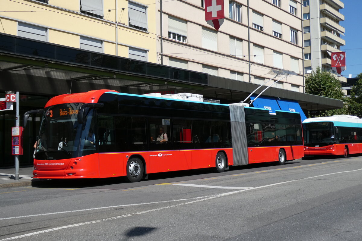 (278'504) - VB Biel - Nr. 100 - Hess/Hess Gelenktrolleybus am 4. August 2025 beim Bahnhof Biel