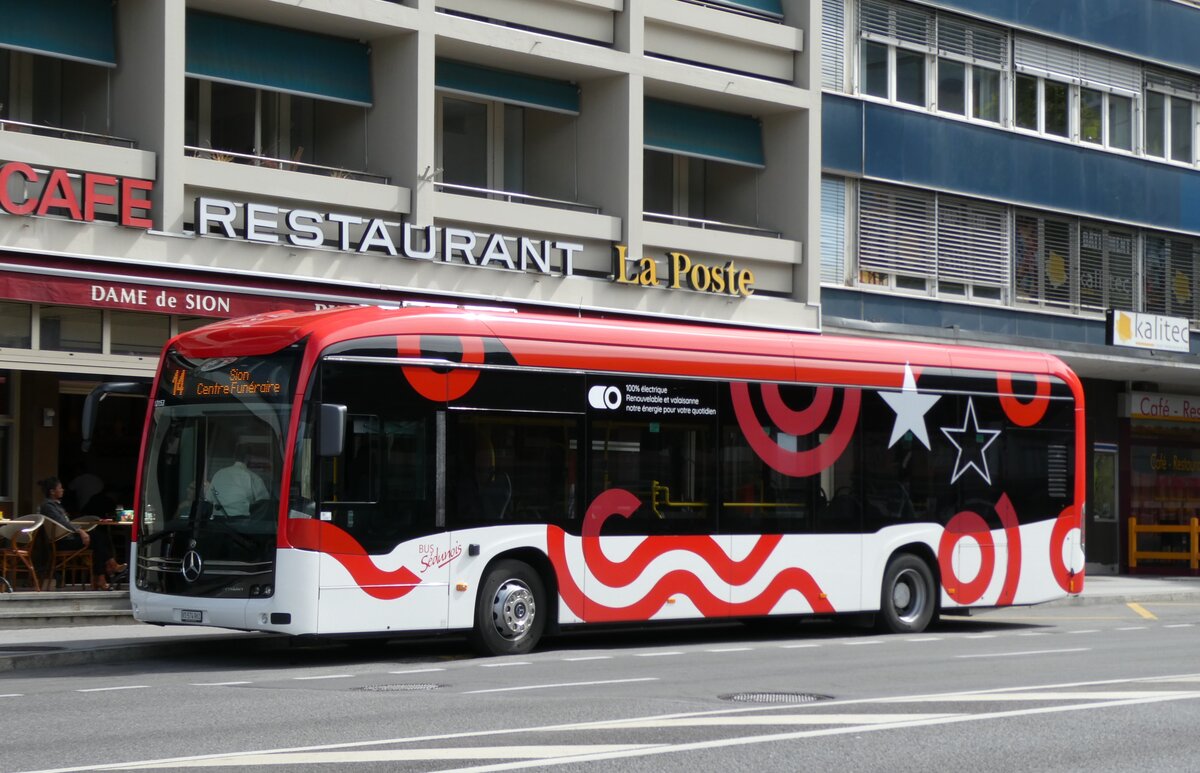 (278'542) - PostAuto Wallis - Nr. 153/VS 574'961/PID 12'153 - eMercedes am 5. August 2025 beim Bahnhof Sion