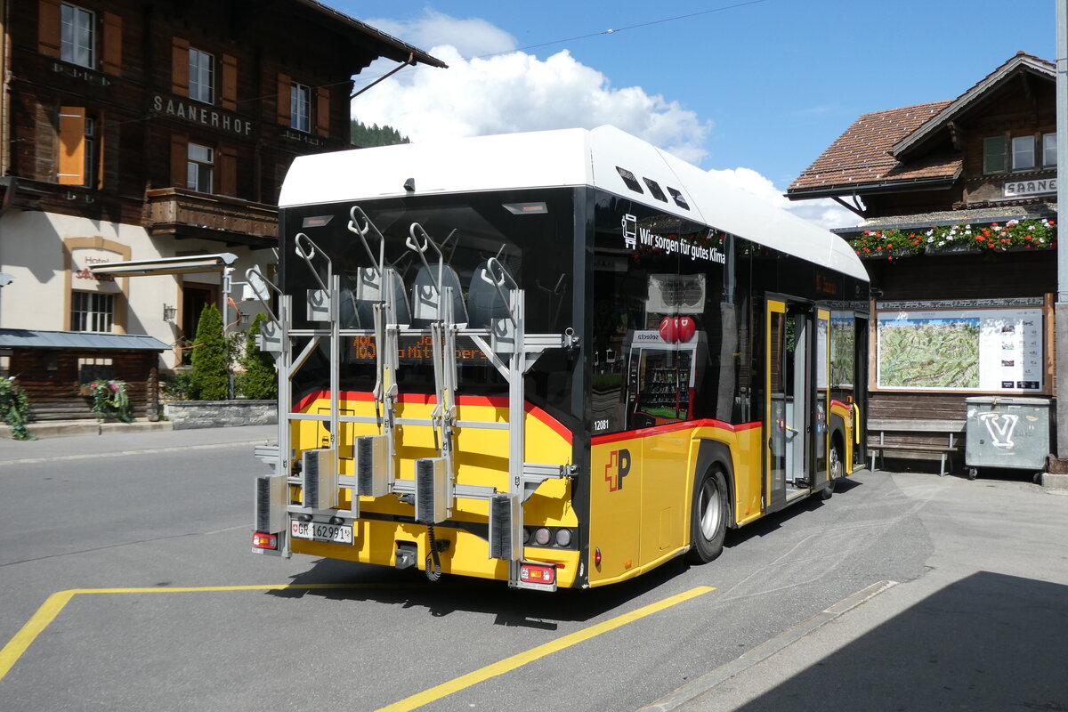 (278'571) - PostAuto Graub�nden - GR 162'991/PID 12'081 - eSolaris am 5. August 2025 beim Bahnhof Saanen