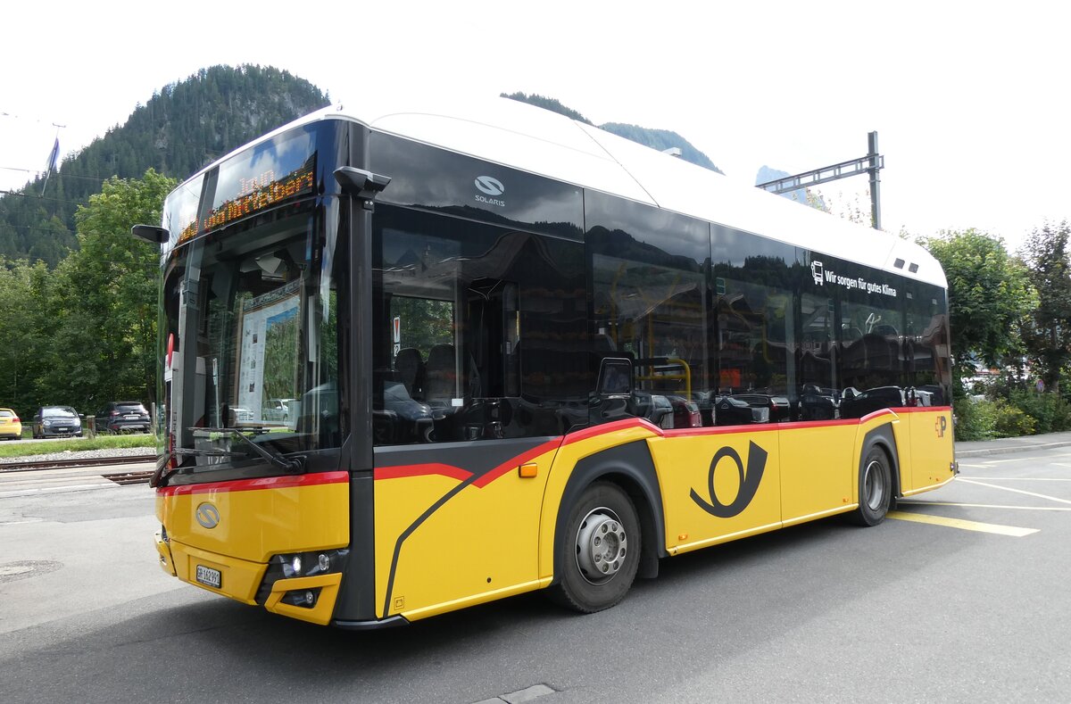(278'574) - PostAuto Graub�nden - GR 162'991/PID 12'081 - eSolaris am 5. August 2025 beim Bahnhof Saanen