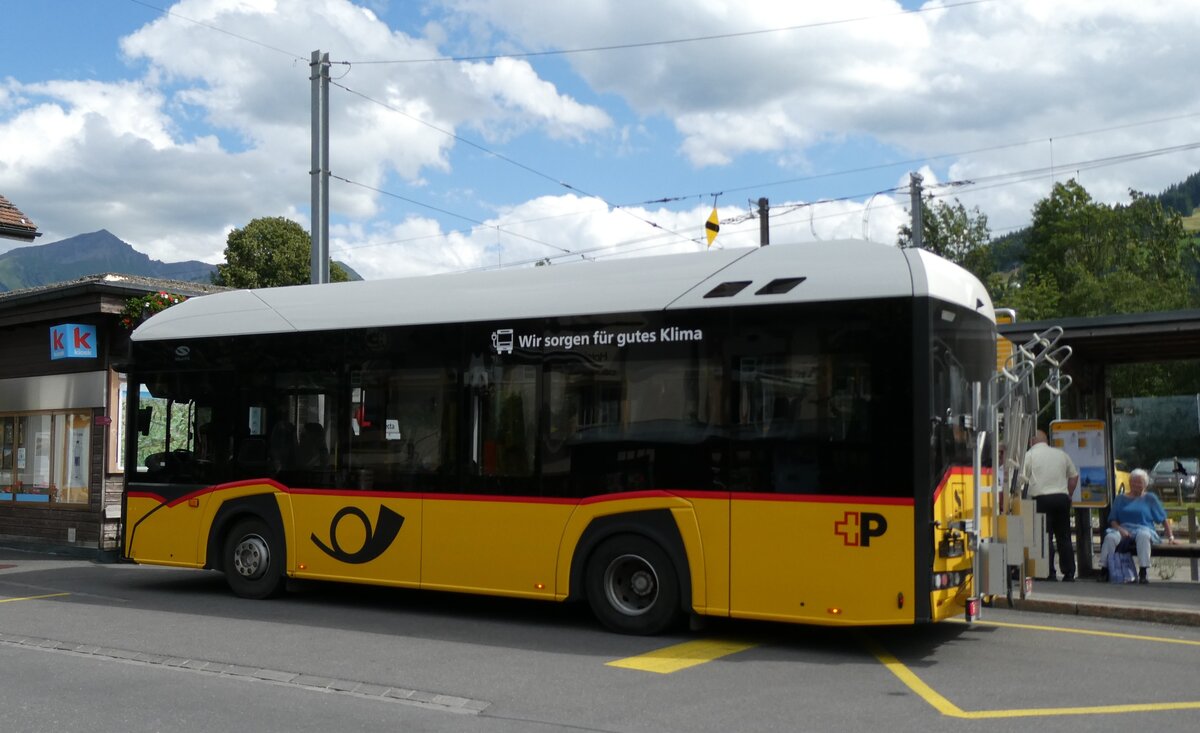 (278'575) - PostAuto Graub�nden - GR 162'991/PID 12'081 - eSolaris am 5. August 2025 beim Bahnhof Saanen