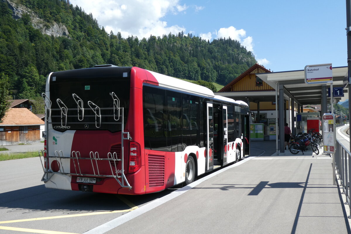 (278'596) - TPF Fribourg - Nr. 1067/FR 300'397 - Mercedes am 7. August 2025 beim Bahnhof Boltigen