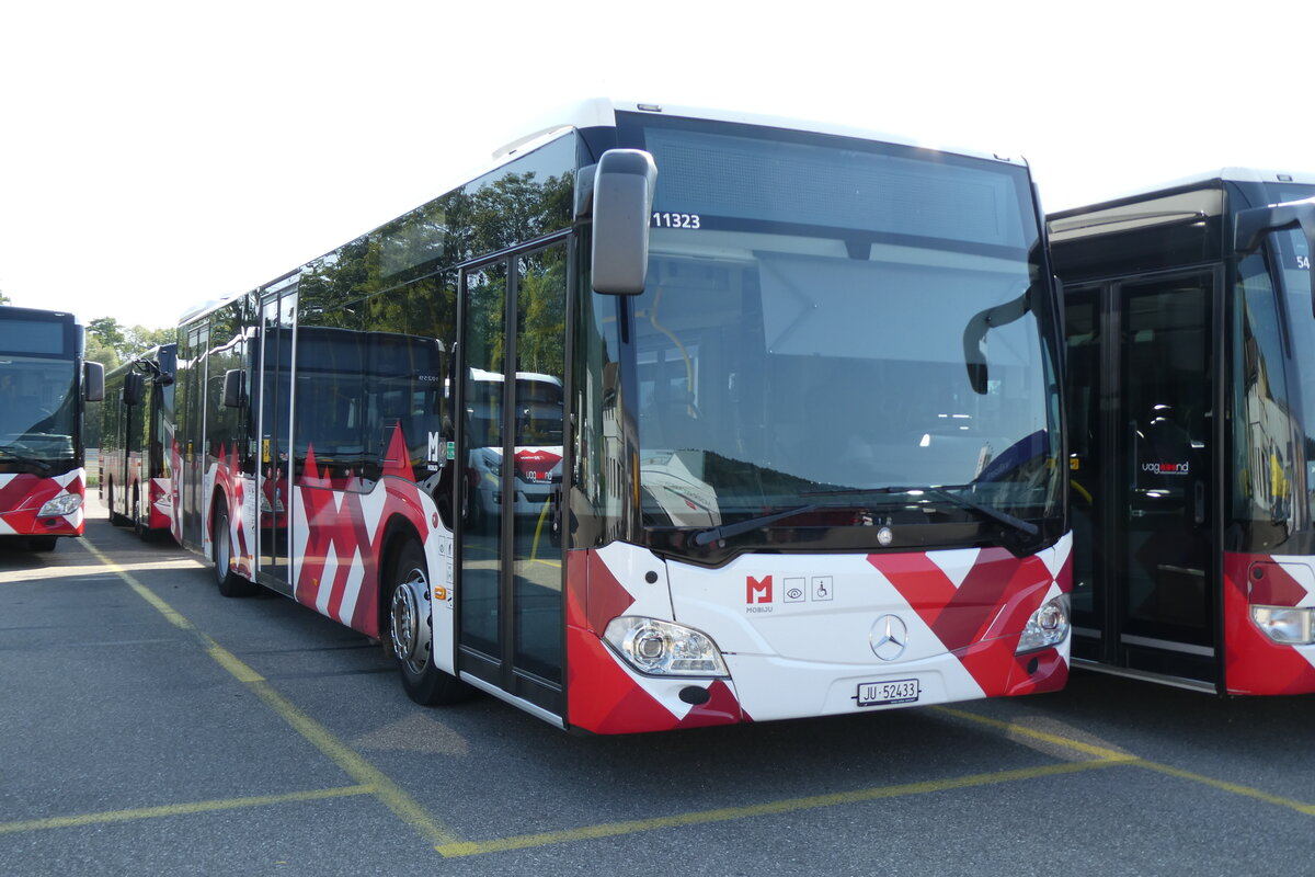 (278'710) - CarPostal Ouest - JU 52'433/PID 11'323 - Mercedes am 9. August 2025 in Develier, Parkplatz
