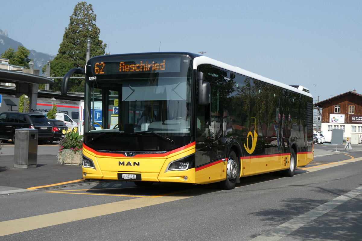 (278'813) - PostAuto Bern - BE 653'384/PID 12'063 - MAN am 13. August 2025 beim Bahnhof Spiez 