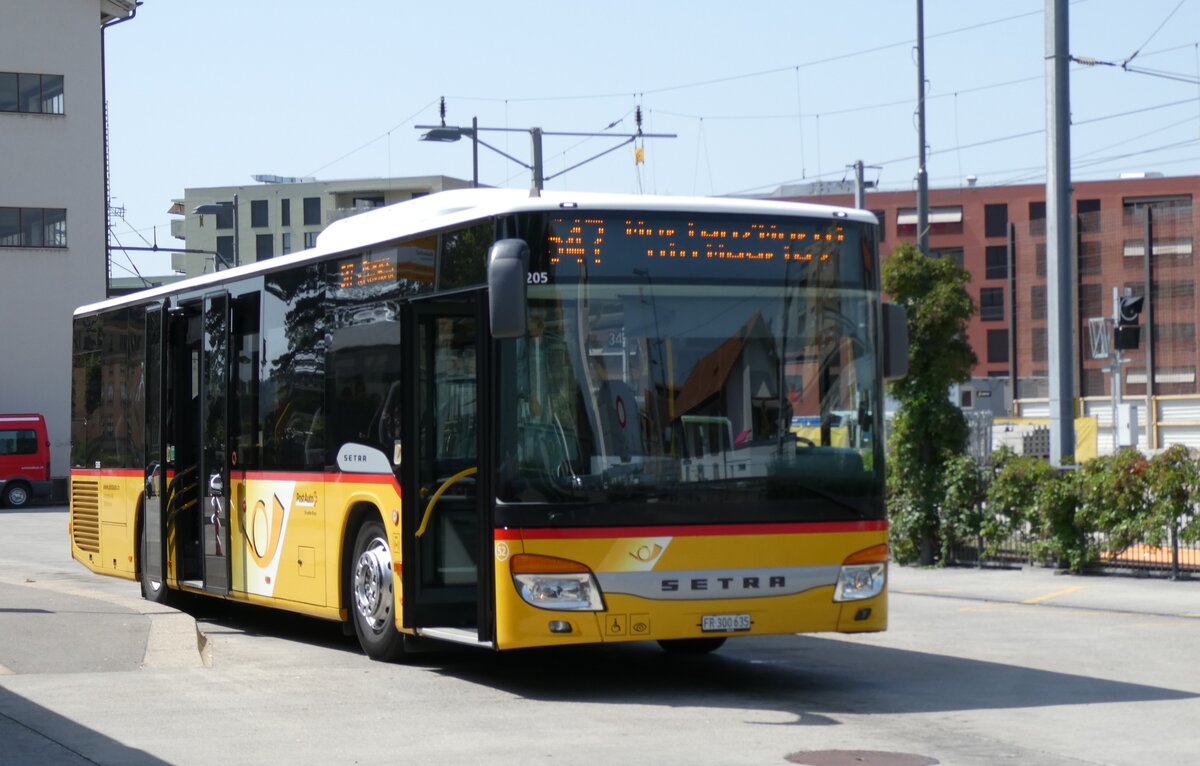(278'885) - Wieland, Murten - Nr. 52/FR 300'635/PID 5205 - Setra am 15. August 2025 beim Bahnhof D�dingen