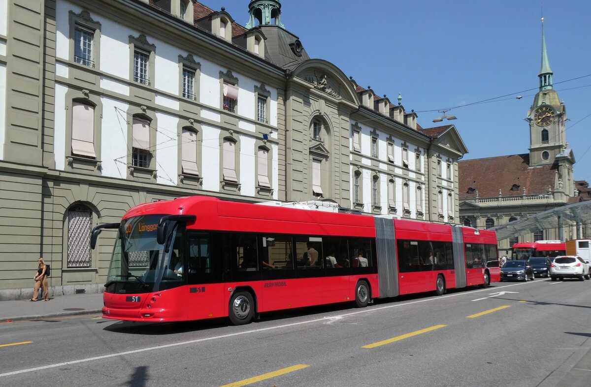 (278'908) - Bernmobil, Bern - Nr. 51 - Hess/Hess Doppelgelenktrolleybus am 15. August 2025 beim Bahnhof Bern