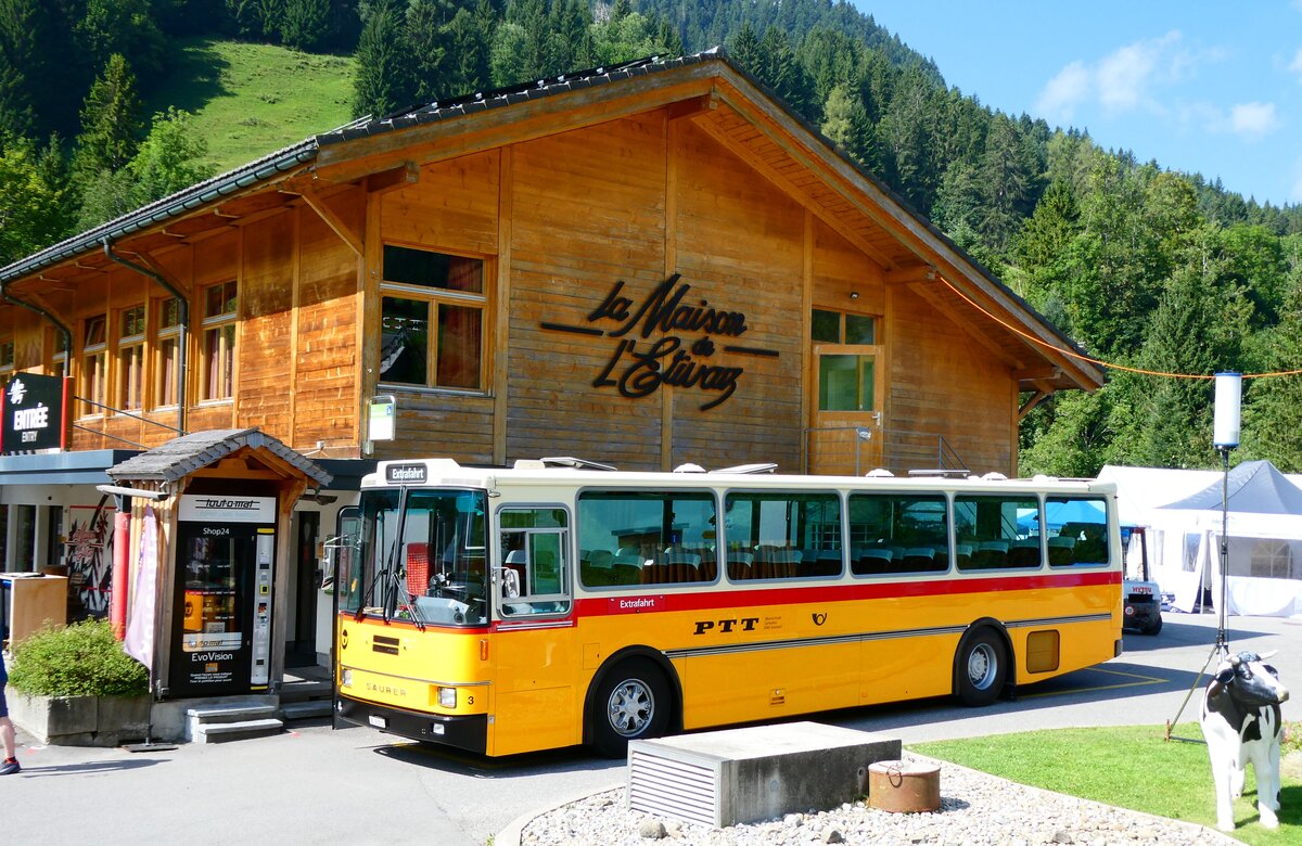 (279'145) - Kolb, Grasswil - Nr. 3/BE 93'915 - Saurer/R&J (ex Schmocker, Stechelberg Nr. 3/PID 2409; ex Schmocker, Stechelberg Nr. 1; ex Gertsch, Stechelberg Nr. 1) am 17. August 2025 in L'Etiva, Maison de l'Etivaz