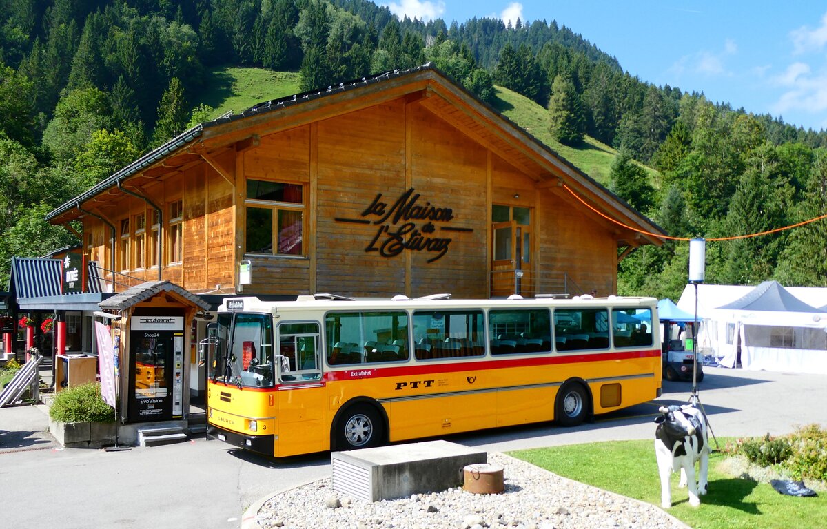 (279'146) - Kolb, Grasswil - Nr. 3/BE 93'915 - Saurer/R&J (ex Schmocker, Stechelberg Nr. 3/PID 2409; ex Schmocker, Stechelberg Nr. 1; ex Gertsch, Stechelberg Nr. 1) am 17. August 2025 in L'Etivaz, Maison de l'Etivaz