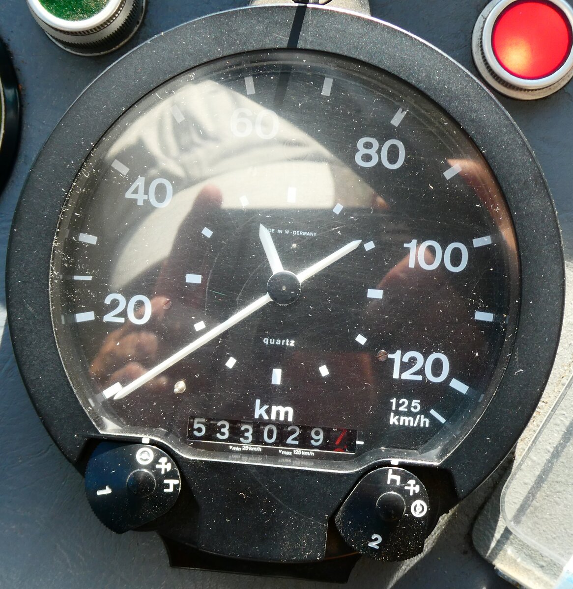 (279'147) - Kolb, Grasswil - Nr. 3/BE 93'915 - Saurer/R&J (ex Schmocker, Stechelberg Nr. 3/PID 2409; ex Schmocker, Stechelberg Nr. 1; ex Gertsch, Stechelberg Nr. 1) am 17. August 2025 in L'Etivaz, Maison de l'Etivaz (Detailaufnahme - 533'029,7 Kilometer)