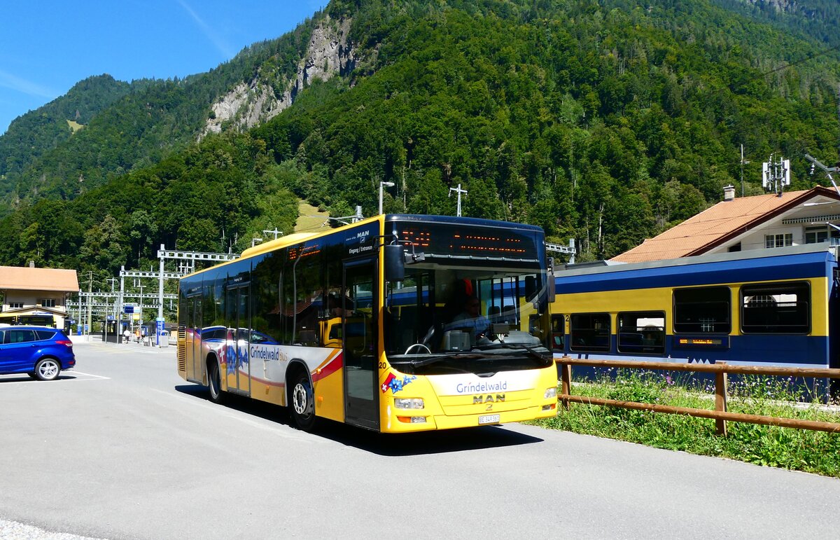 (279'356) - GrindelwaldBus, Grindelwald - Nr. 20/BE 349'361 - MAN/G�ppel am 25. August 2025 beim Bahnhof Zweil�tschinen