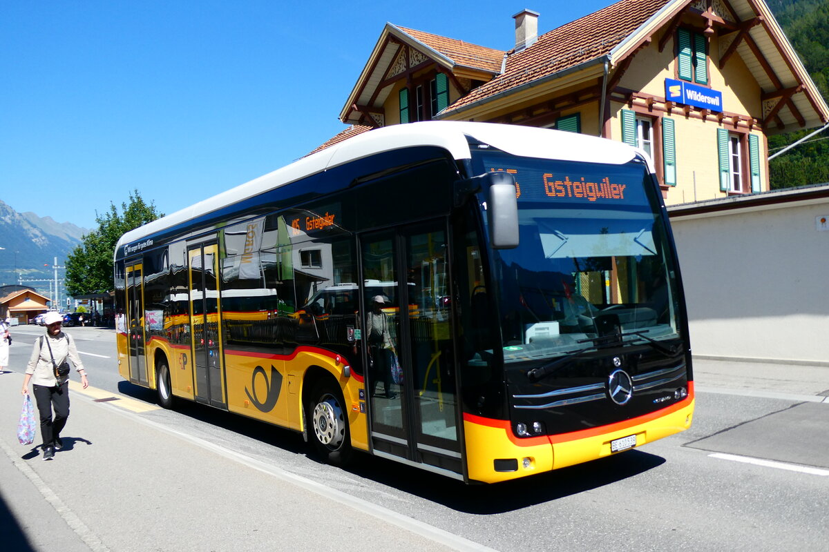 (279'370) - PostAuto Bern - BE 610'539/PID 12'128 - eMercedes am 25. August 2025 beim Bahnhof Wilderswil