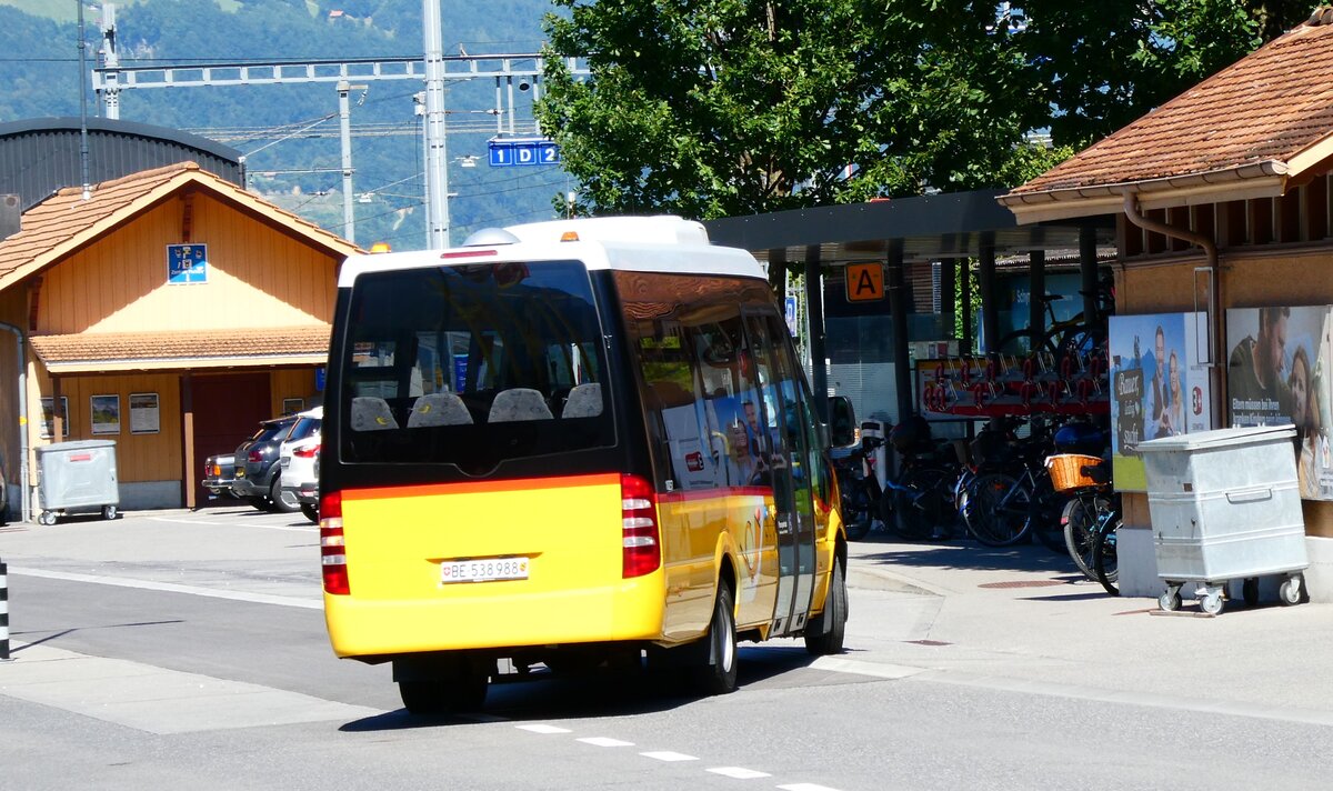 (279'372) - PostAuto Bern - BE 538'988/PID 10'257 Mercedes (ex PostAuto Graub�nden; ex PostAuto Zentralschweiz Nr. 201; ex PostAuto Zentralschweiz Nr. 31; ex PostAuto Zentralschweiz Nr. 21; ex Thepra, Stans Nr. 21) am 25. August 2025 beim Bahnhof Wilderswil