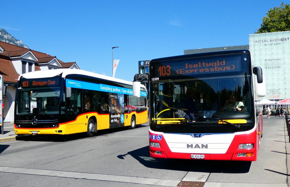(279'377) - PostAuto Bern - BE 610'537/PID 12'126 - eMercedes + BE 654'090/PID 12'339 - MAN (ex Dr. Richard, A-Wien Nr. 1419) am 25. August 2025 beim Bahnhof Interlaken Ost