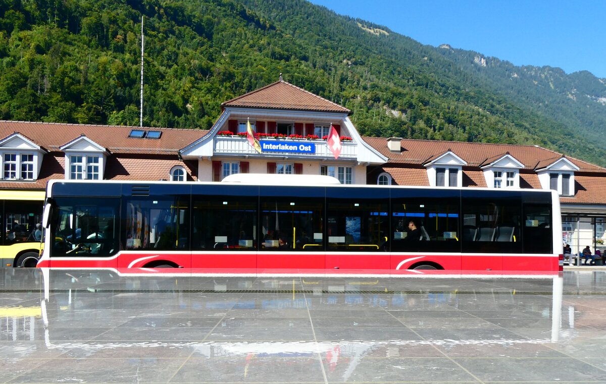 (279'380) - PostAuto Bern - BE 654'090/PID 12'339 - MAN (e Dr. Richard, A-Wien Nr. 1419) am 25. August 2025 beim Bahnhof Interlaken Ost