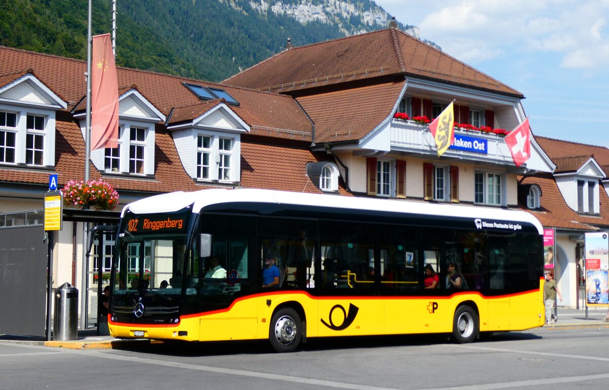 (279'457) - PostAuto Bern - BE 610'541/PID 12'130 - eMercedes am 26. August 2025 biem Bahnhof Interlaken Ost