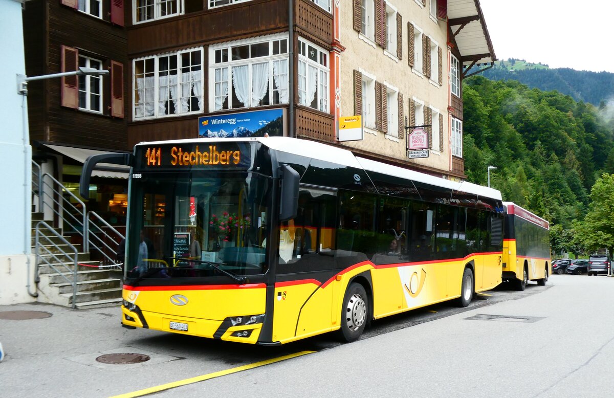 (279'481) - PostAuto Bern - BE 560'403/PID 11'936 - Solaris am 28. August 2025 beim Bahnhof Lauterbrunnen