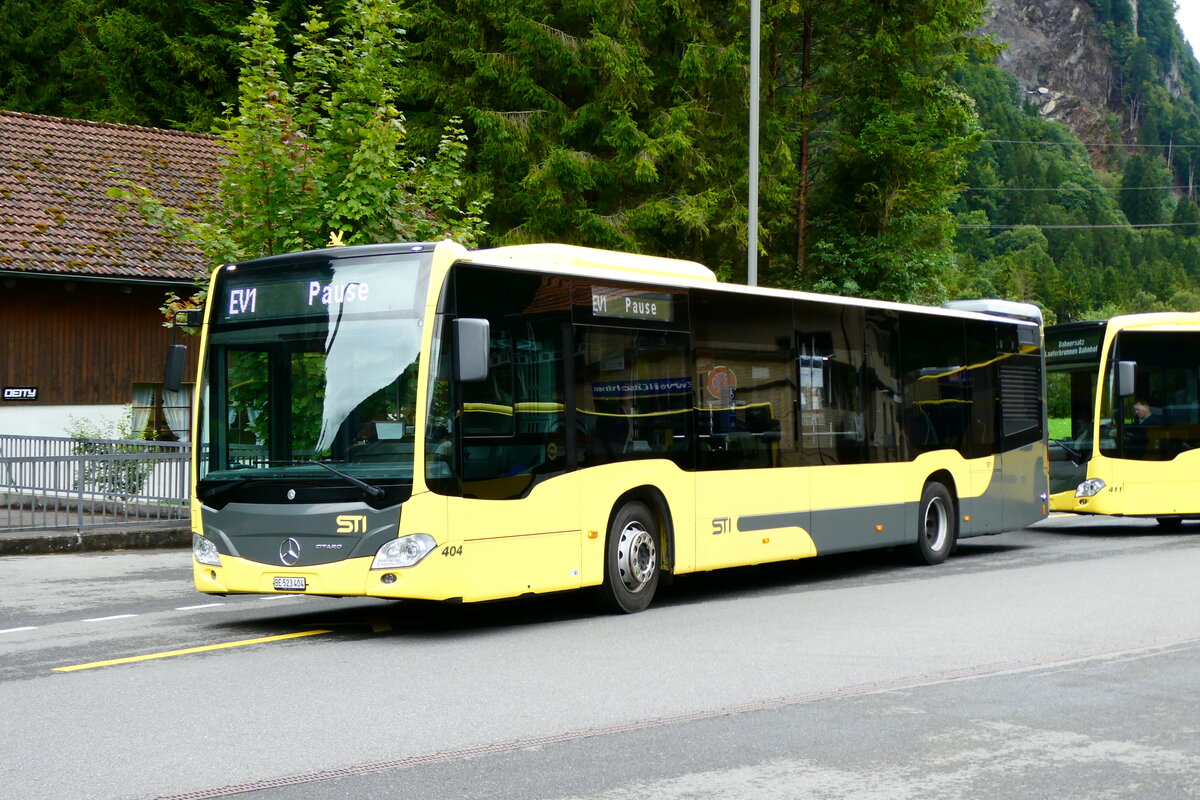 (279'498) - STI Thun - Nr. 404/BE 523'404 - Mercedes am 28. August 2025 beim Bahnhof Zweil�tschinen